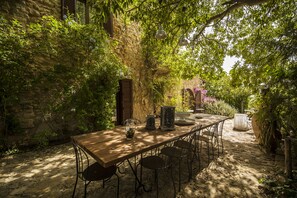 Outdoor dining - Ancient Mint center Sicily (Pietraperzia (EN) Sicili)