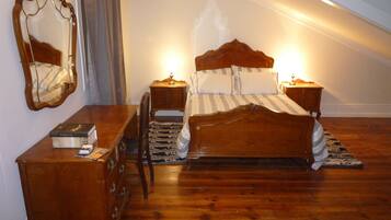 5 bedrooms, desk, iron/ironing board, travel crib