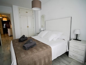 2 bedrooms, internet, bed sheets