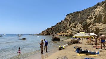 Nära stranden och solstolar