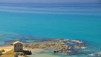 Una spiaggia nelle vicinanze, lettini da mare