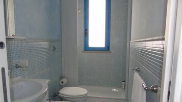 Douche, sĂšche-cheveux, bidet, serviettes fournies