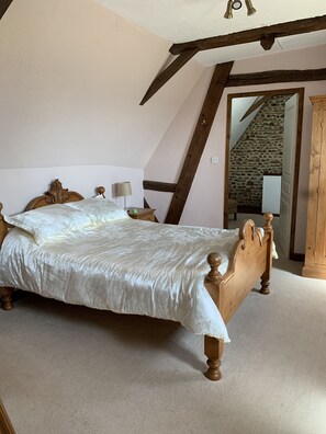 4 bedrooms, iron/ironing board, travel crib, free WiFi - 4 Bedroom Farmhouse private12m X 5m swim pool view of Pyrenees. Pet friendly (Saint-Médard)