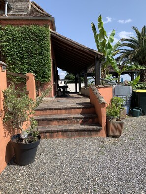 Terrace/patio - 4 Bedroom Farmhouse private12m X 5m swim pool view of Pyrenees. Pet friendly (Saint-Médard)