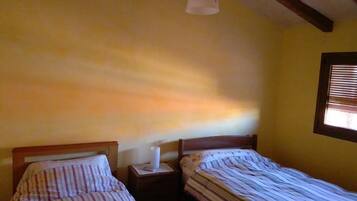 4 habitaciones, tabla de planchar con plancha, wifi y ropa de cama