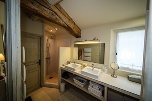 Badewanne, Haartrockner, Handtücher, Seife