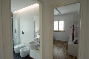 Dusche, Haartrockner, Bidet