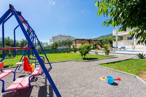 Children's area - Luxury Villa With Pool, Gym, Bicycles And Beautiful Sea View (Kaštel Sucurac)