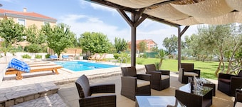 Villa de lujo con piscina, gimnasio, bicicletas y vistas al mar