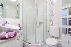 Combined shower/tub, hair dryer, towels - Luxury Villa With Pool, Gym, Bicycles And Beautiful Sea View (Kaštel Sucurac)