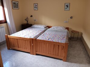 3 makuuhuonetta, silitysrauta/-lauta, Wi-Fi, vuodevaatteet