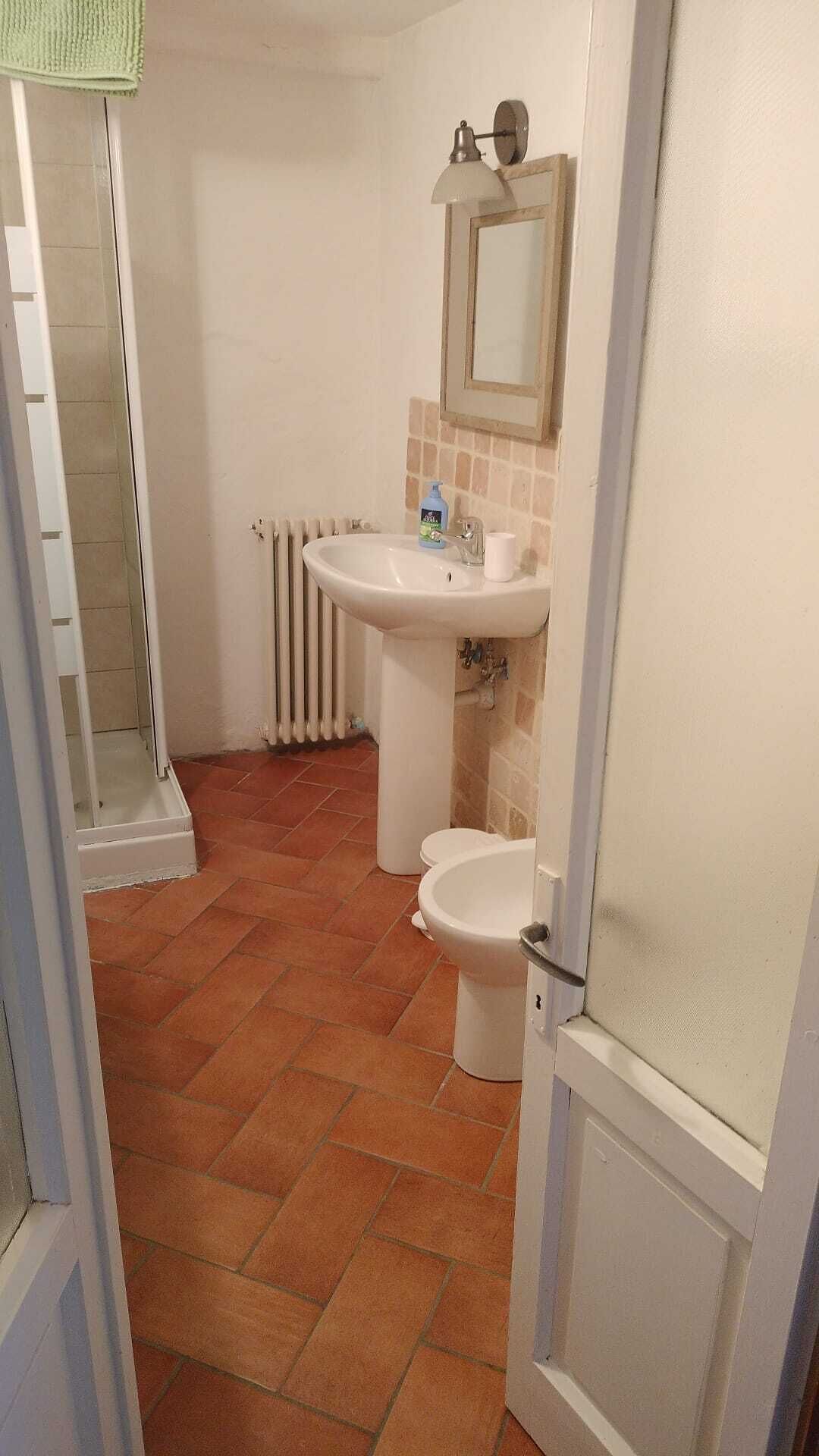 Ein Badezimmer mit Waschbecken, Toilette und Duschbereich.