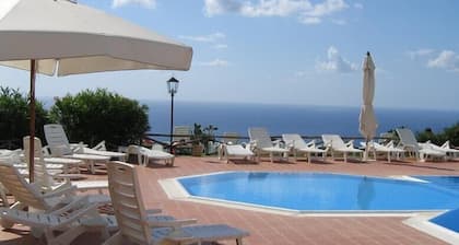 Ferienwohnung mit atemberaubenden Blicken über Tropea & tollem Überlauf-Pool