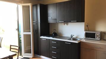 Réfrigérateur, micro-ondes, plaque de cuisson, bouilloire électrique