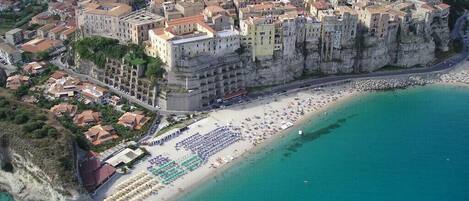 Nær stranden og solsenger