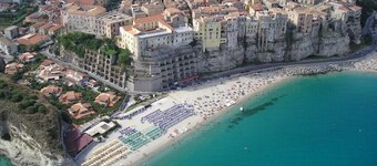 Apartment with stunning views over Tropea & great infinity pool