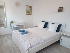 3 bedrooms, iron/ironing board, free WiFi, bed sheets