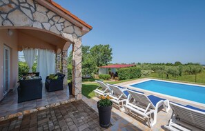 Outdoor dining - Nice home in Mihatovici (Mihatovici)