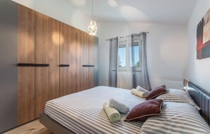 4 bedrooms, free WiFi, bed sheets - Nice home in Mihatovici (Mihatovici)