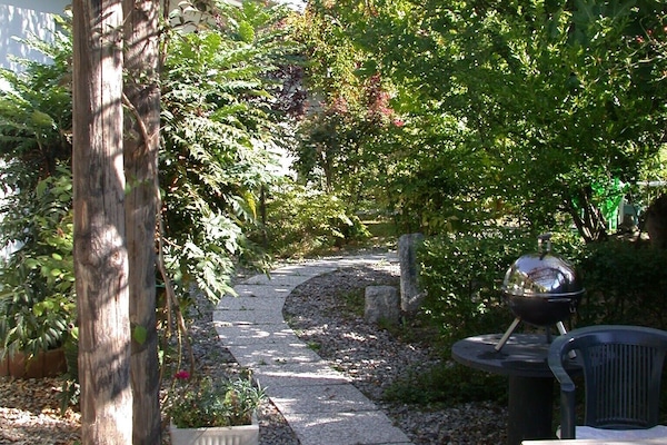Privater  Garten mit  Aussendusche und diverse Sitzplätz