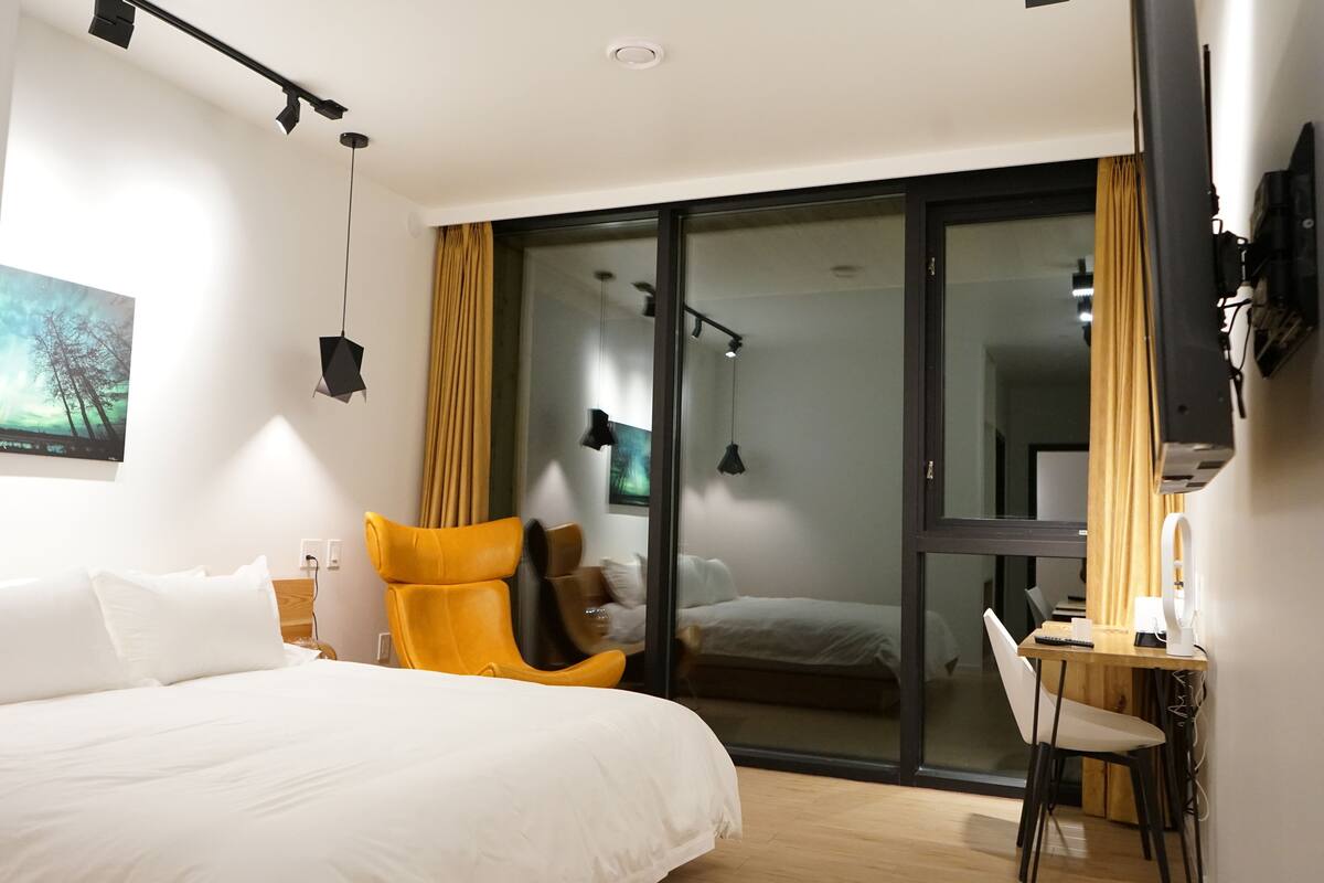 Deluxe Single Room, 1 King Bed, Non Smoking, Mountain View | WiFi (free), individually decorated, individually furnished, bed sheets