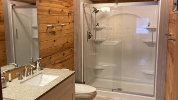 Traditionel hytte - flere senge - ikke-ryger - bjergudsigt | Badeværelse | Bruser, designertoiletartikler, hårtørrer, badekåber