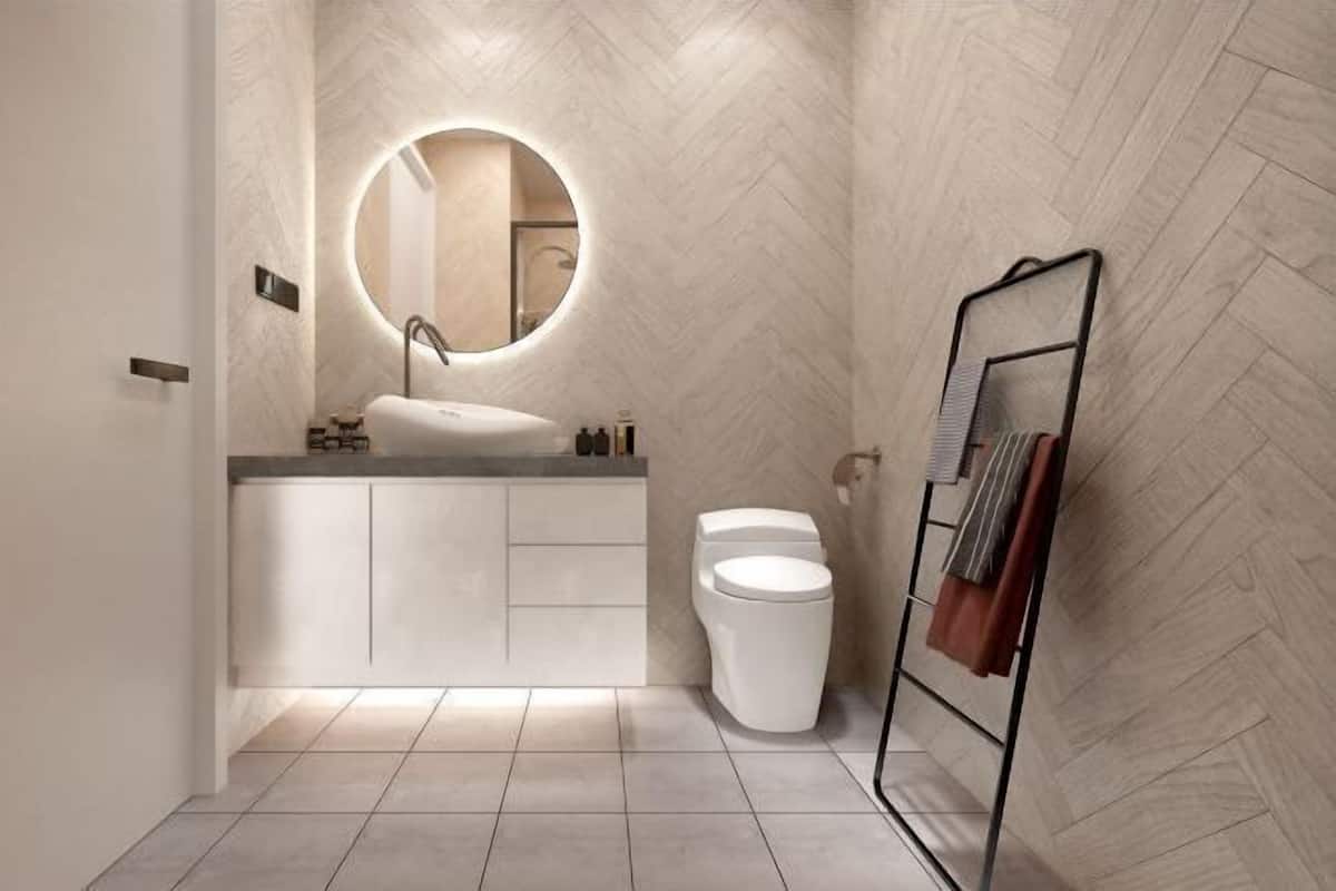 Salle de bain | Douche, articles de toilette griffés, séchoir à cheveux, peignoirs