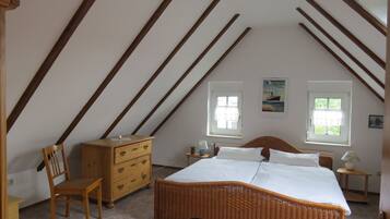 2 habitaciones, tabla de planchar con plancha y ropa de cama