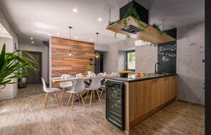Fridge, microwave, stovetop, dishwasher