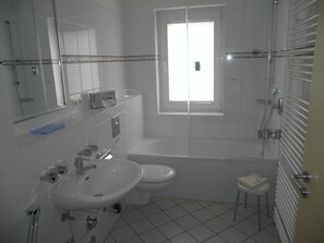 Bathtub, towels - Spacious apartment in a quiet central location, only 50m to the beach (Ahlbeck)