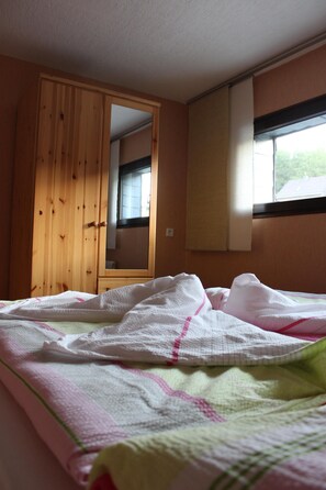 2 bedrooms, travel crib, WiFi (free), bed sheets - Very nice apartment with a large sun terrace (Stadtkyll)
