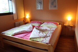 2 quartos, berço de viagem, Wi-Fi de cortesia, roupa de cama