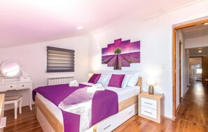 2 bedrooms, travel cot, free WiFi, bed sheets
