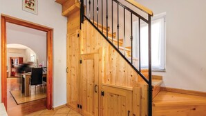 Una escalera de madera con barandillas negras que conduce a una plataforma.