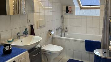 Ensemble douche/baignoire, sĂšche-cheveux, serviettes fournies, savon