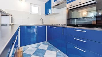 Jääkaappi, liesi, astianpesukone, kahvin-/teenkeitin