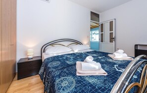 4 bedrooms, free WiFi, bed sheets - Stunning home in Primosten (Primosten)