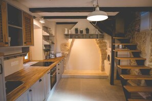 Kjøleskap, mikrobølgeovn, ovn og oppvaskmaskin