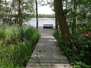 Property grounds - -SANIERTE- Idyllic apartment right on the lake with its own jetty (Leizen)