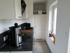 Fridge, microwave, oven, stovetop - -SANIERTE- Idyllic apartment right on the lake with its own jetty (Leizen)