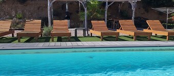 À 1km de plages préservées : Magnifique villa, piscine, parking, superbe vue mer