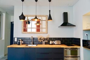 Fridge, microwave, oven, stovetop - Home Chic Home - Les Suites de La Comédie - Suite2 (Montpellier)