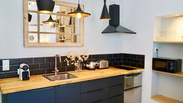 Refrigerador, microondas, horno y parrilla de estufa