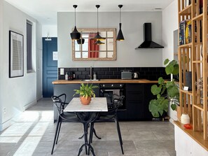 Réfrigérateur, four à micro-ondes, un four, surface de cuisson
