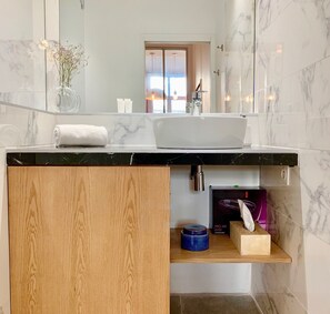 Sèche-cheveux, serviettes fournies