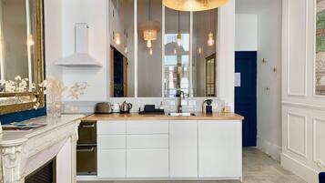 Een koelkast, een microgolfoven, een oven, een kookplaat