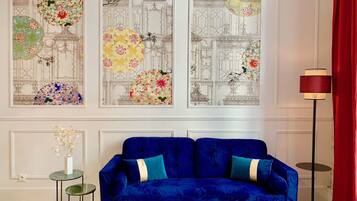 Flatscreentelevisie en boeken