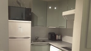 Kaffetrakter/tekoker, kjøleskap, mikrobølgeovn og ovn