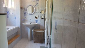 A bathroom with a bathtub, sink, and a mirror. - Charming Villa of 150m2 with swimming pool and garden near sea (Carry-Le-Rouet)
