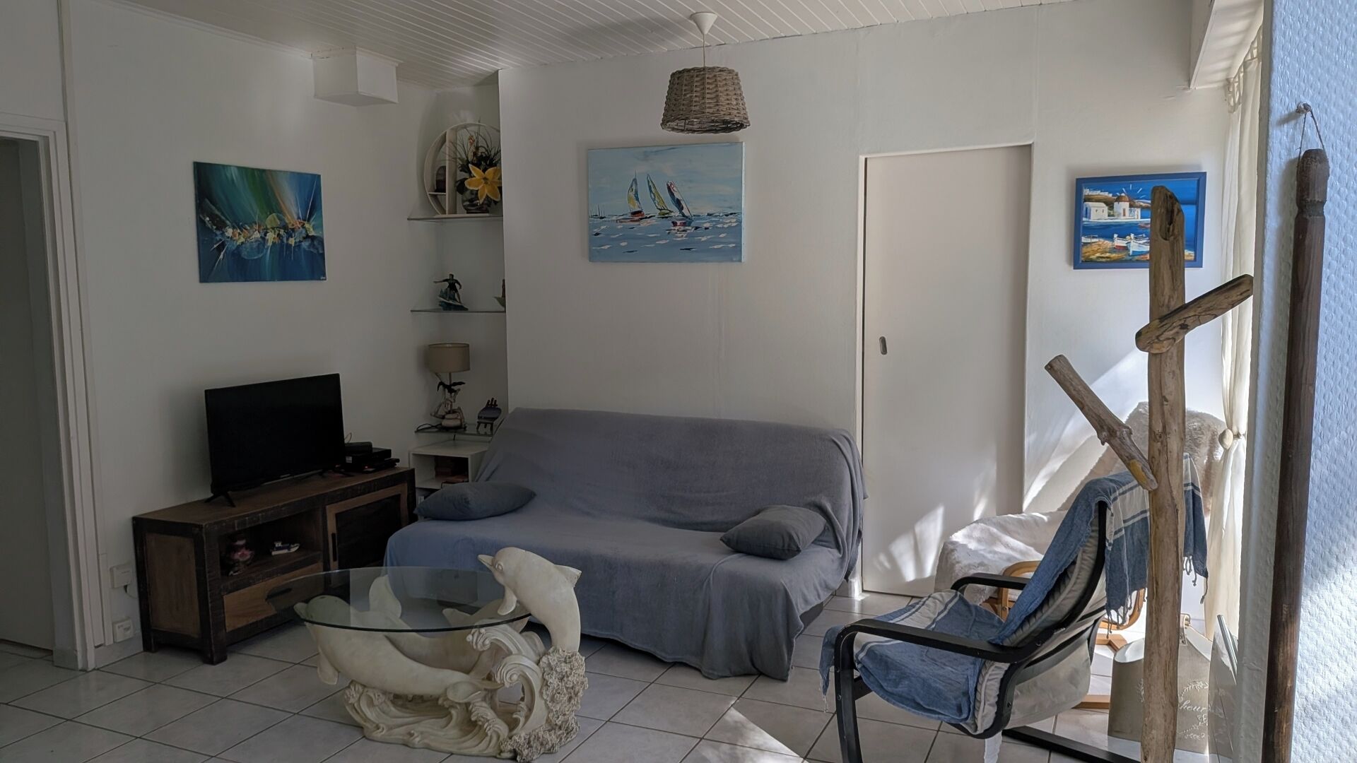 TV, DVD player, books, stereo